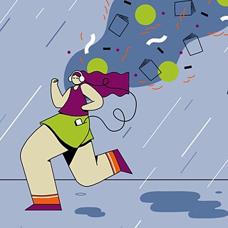 Eine Frau hört digitale Medien der Onleihe und läuft im Regen an wartenden Menschen an der Bushaltestelle vorbei.