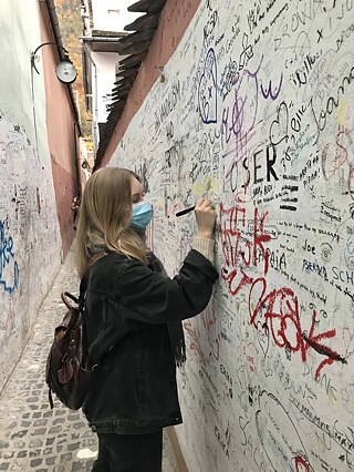 Kein Vandalismus! In der Schnurgasse - einer der schmalsten Gassen Europas – dürfen sich Menschen aus aller Welt verewigen.