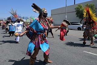 Dekolonisierung – Am Samstag, den 29. August 2020, beteiligen sich aztekische Tänzer*innen an einer Kundgebung in Los Angeles, um an den 50. Jahrestag des „Chicano Moratoriums“ zu erinnern.