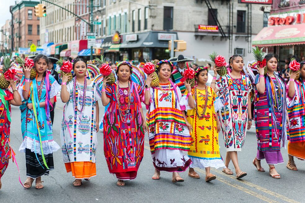 Dekolonisierung – Brooklyn (New York) 14. Mai 2017: Volkstänzerinnen bei der Parade Cinco de Mayo im Stadtviertel Sunset Park