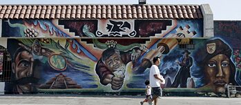 Dekolonisierung – Archivbild (19. Juli 2008) von dem Wandbild „Raza Adelante“ auf der Cesar Chavez Avenue im Osten von Los Angeles, mit dem Profil von Cesar Chavez (Mitte).