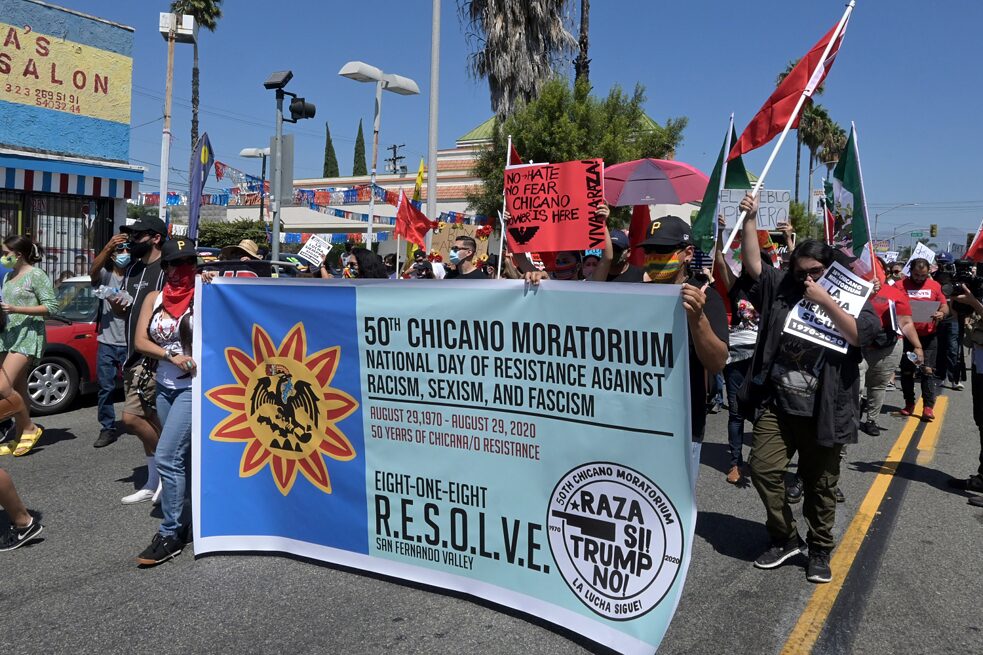 Dekolonisierung – Am Samstag, den 29. August 2020, protestieren Demonstrant*innen in Los Angeles, um an den 50. Jahrestag des „Chicano Moratoriums“ zu erinnern. 