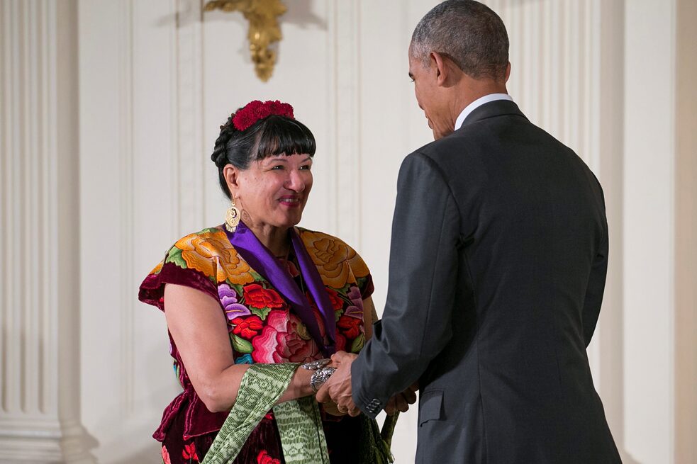 Dekolonisierung – Der amerikanischen Autorin Sandra Cisneros wird die Nationale Kunst-Medaille des Jahres 2015 vom amerikanischen Präsidenten Barack Obama verliehen. 