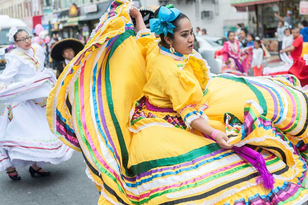 Dekolonisierung – Brooklyn (New York) 14. Mai 2017: Volkstänzerinnen bei der Parade Cinco de Mayo im Stadtviertel Sunset Park