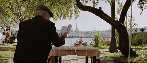 Un vieil homme lit un livre au bord d'une rivière à Istanbul.