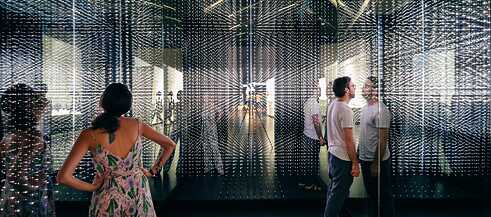 Im Futurium trifft man noch auf weitere Installationen von Art+Com: Eine begehbare Licht-Klang-Installation soll den unsichtbaren Datenraum erlebbar machen, der uns umgibt. 