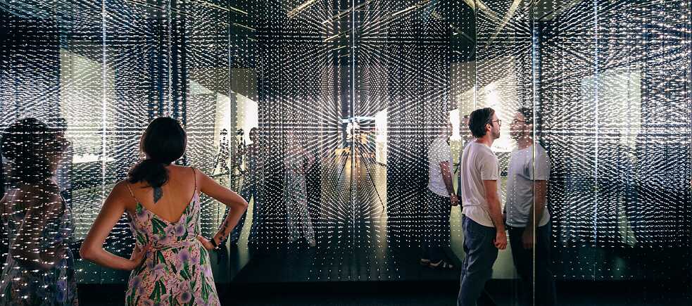 Another artwork by Art+Com at Futurium: An immersive light-and-sound installation symbolizes the intangible and constantly expanding data space that surrounds us. 