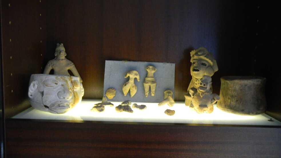 Piezas arqueológicas en una vitrina, procedentes de las regiones que ocuparon las antiguas culturas de la Costa del Golfo de México