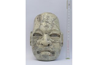 Máscara antropomorfa de estilo olmeca