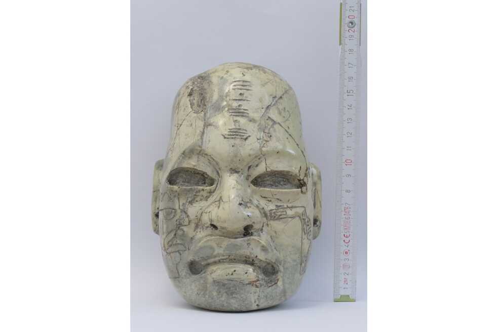 Máscara antropomorfa de estilo olmeca