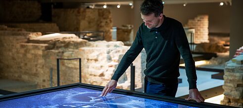 Augmentation von Historie: Für die Ausstellung „Geschichte des Ortes“ im Humboldt Forum Berlin hat Art+Com die historischen Überreste und Ausgrabungsfunde medial und visuell ergänzt.