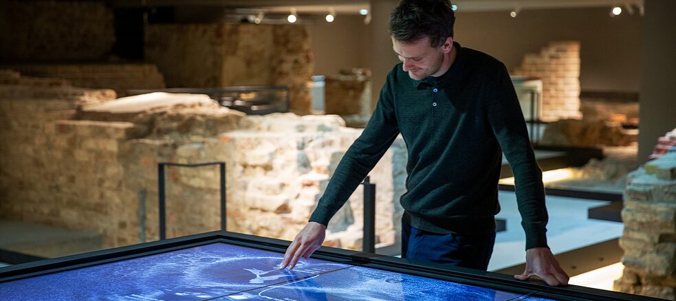 For the exhibition “History of the Site” in the Humboldt Forum in Berlin, Art + Com added digital visual information to the historical remains and excavation finds on display.