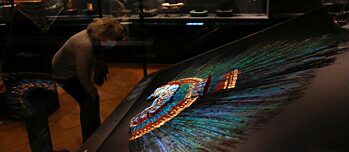 El penacho de Moctezuma en el Weltmuseum de Viena