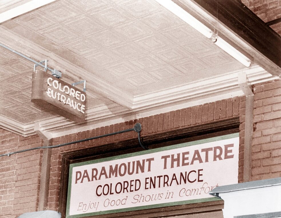 Rassismus – Separater Eingang für Farbige in einem Paramount-Kino, USA 1930, Foto digital koloriert