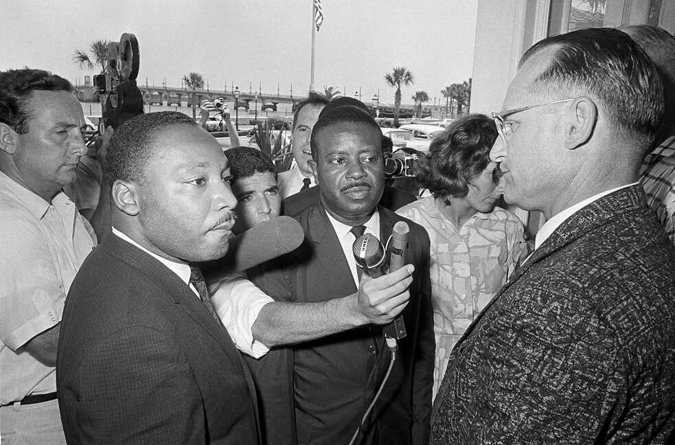 Rassismus – Motelmanager James Brock, rechts, hält Martin Luther King, links, und Pfarrer Ralph Abernathy am 12. Juni 1964 an der Tür des Motelrestaurants in St. Augustine, Florida, an, als sie versuchten, mit einer Gruppe zum Mittagessen einzutreten. Die Integrationisten wurden verhaftet, als sie sich weigerten, das Gelände zu verlassen.
