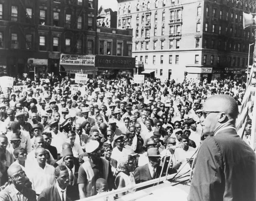 Rassismus – Malcolm X spricht bei einer Kundgebung im Freien in Harlem 1963