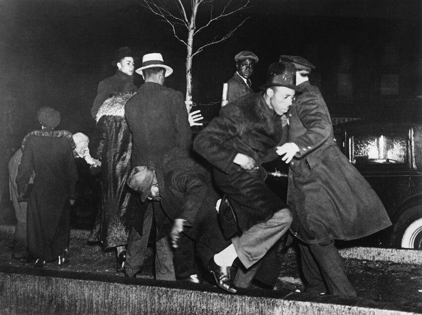 Rassismus – Straßenkämpfe zwischen Schwarzen und der Polizei in Harlem, New York, 1935. Anlass war ein Gerücht, dass ein Schwarzer an Misshandlungen durch die Polizei gestorben sei, die Straßenkämpfe forderten 21 Todesopfer. 