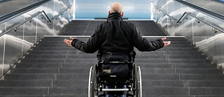Bin ich behindert oder werde ich behindert? Auf den Rollstuhl angewiesen zu sein, ist so lange kein Problem, bis man auf eine Treppe stößt. 