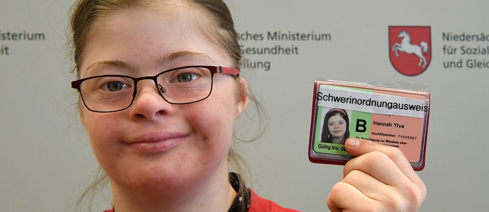 Für einige ist ihre Initiative sehr wichtig, für andere irrelevant: Der erste selbstgebastelte „Schwerinordnungausweis“ der Aktivistin Hannah Kiesbye löste eine Debatte im Bundestag über die Behandlung von Menschen mit Behinderung aus.