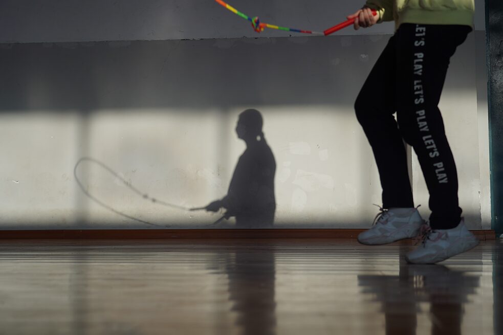 Das Foto zeigt Fan Ziteng, ein Mitglied des Rope-Skipping-Teams der städtischen Schule für blinde Kinder bei einer Trainingseinheit. 