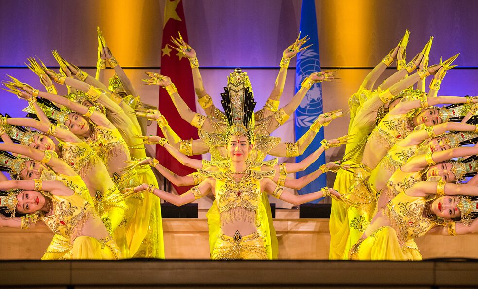 Künstler*innen der China Disabled People's Performing Art Troupe führen den tausendhändigen Bodhisattva im Palais des Nations in Genf, Schweiz, am 31. August 2017 auf. 