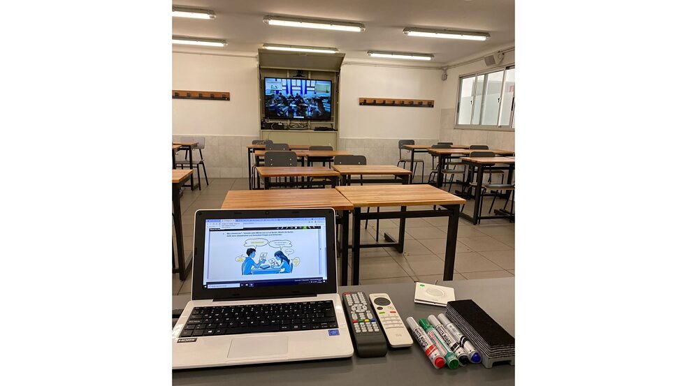 Laptop und digitale Tafel einsatzbereit für den digitalen Unterricht