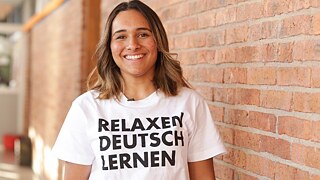Eine lächelnde Studentin