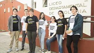 Studentengruppe vor der Schule in Colonia