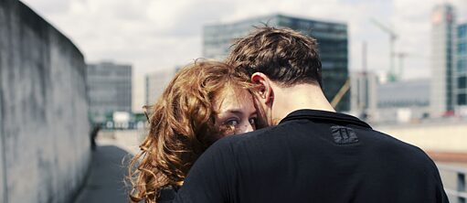 Eine Frau und ein Mann umarmen sich in der Stadt