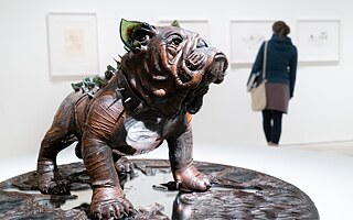 Le bouledogue de Maldoror (Die Bulldogge des Maldoror) von Jean Benoît in der Ausstellung „Surreale Tierwesen“ im Max Ernst Museum Brühl