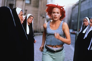 Junge Frau rennt an einer Gruppe von Nonnen vorbei