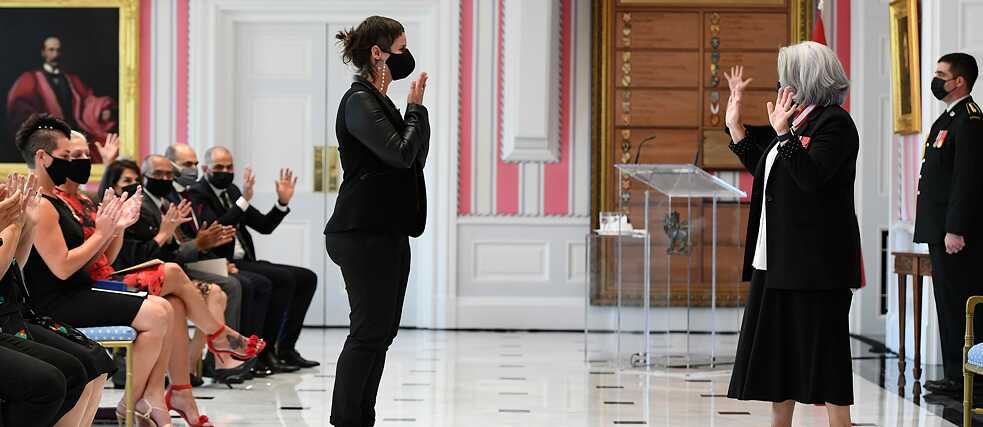 La gouverneure générale Mary Simon applaudit en langage gestuel Véronique Leduc de Montréal après qu'elle ait reçu la Médaille du service méritoire (division civile) lors de la présentation des distinctions honorifiques canadiennes à Rideau Hall à Ottawa le 17 septembre 2021.
