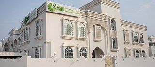 Frontalansicht des Goethe-Instituts Abu Dhabi, ein großes, weißes Gebäude