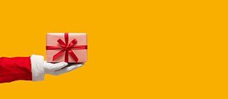 Bringing joy with Christmas gifts © © Adobe Stock Bringing joy with Christmas gifts