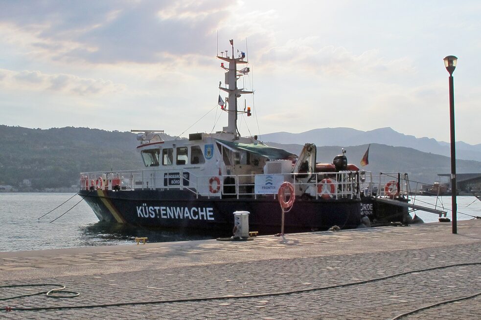 Ein Schiff der deutschen Küstenwache ist nachts für Frontex unterwegs.