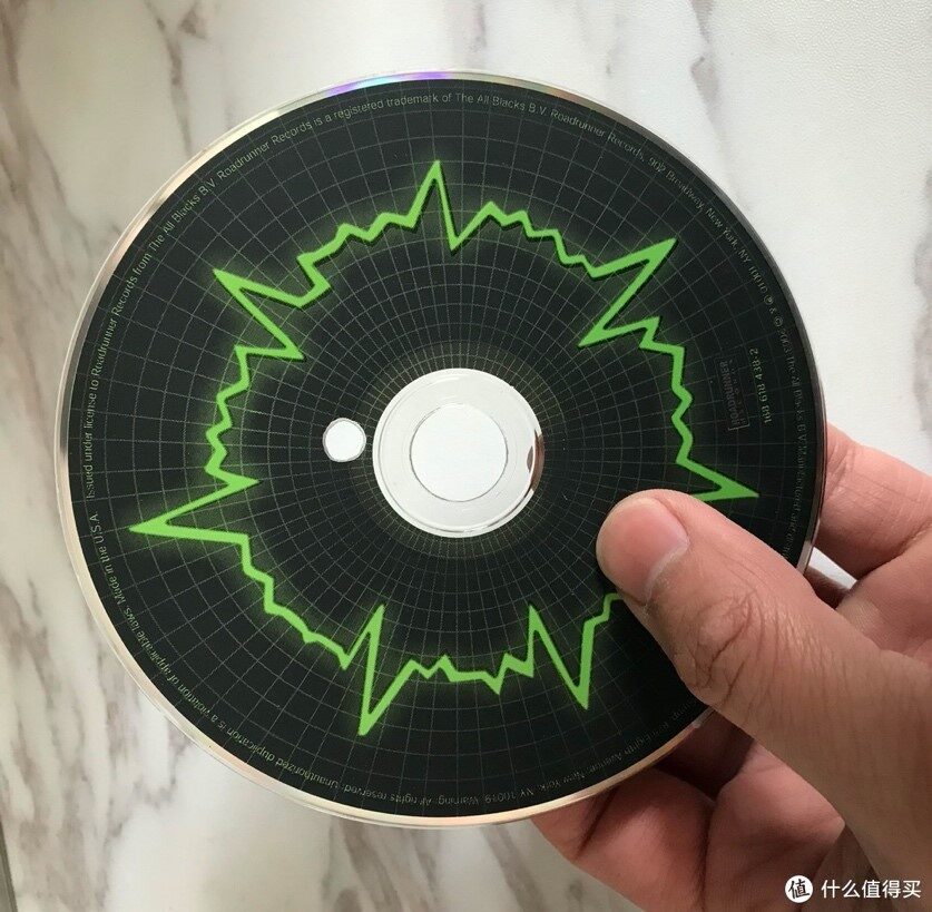 Eine Dakou-CD mit gestanztem Loch