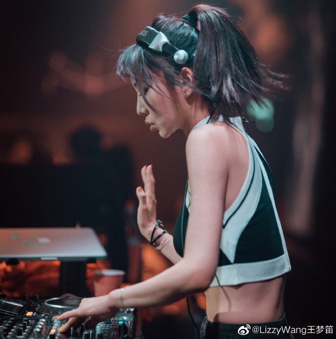 Die chinesische EDM-DJ Lizzy beim Auflegen