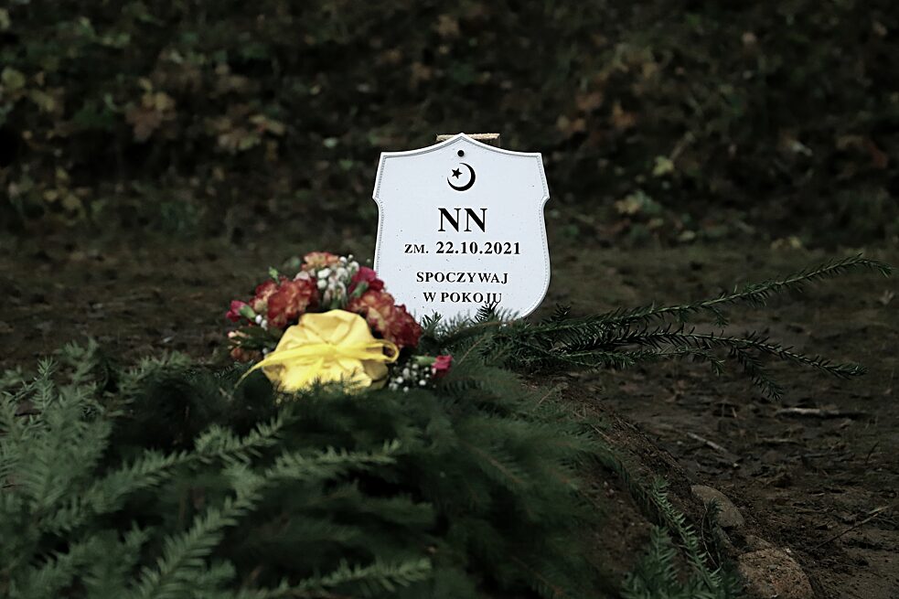 Anonymní hrob na muslimském hřbitově v Bohoniki: první pomník humanitární krize v polsko-běloruském pohraničí.