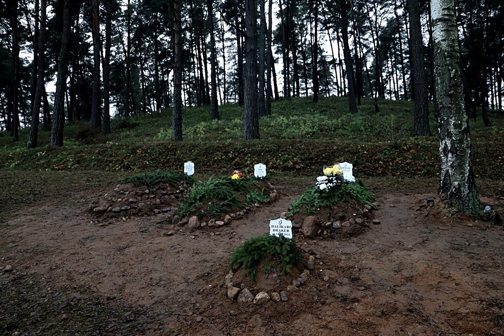 Čtyři lidé, kteří zemřeli na polské straně hranice, už jsou pochováni na hřbitově Muslimské obce v Bohoniki: nejmenší hrob (vepředu) patří nenarozenému dítěti.