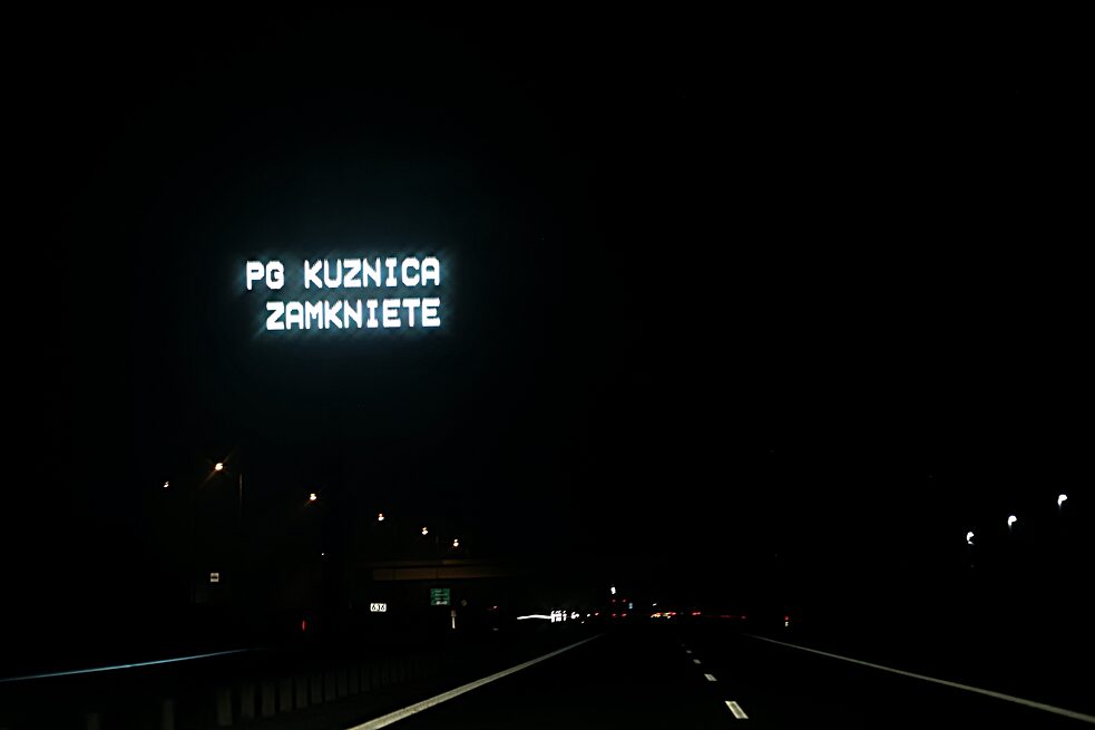 Na všech dálničních tabulích v zemi se informuje: hraniční přechod Kuźnica/Bruzgi na silnici směrem na Hrodnou je zcela uzavřen.