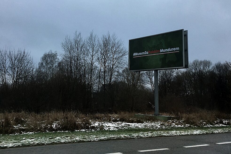 „Jako zeď za polskými strážníky“ má být podpora obyvatelstva ohledně „obrany hranic“, hlásá tento plakát.