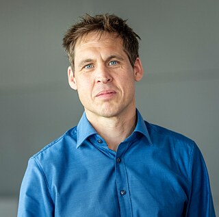 Thomas Schölderle realizou um doutoramento em Ciência Política e é responsável pela examinação de publicações na Akademie für Politische Bildung (Academia para Formação Política) em Tutzing. Depois da publicação de Geschichte der Utopie [História da Utopia], em 2016, e de Entlegene Pfade. Vergessene Klassiker der Utopie [Caminhos remotos. Clássicos esquecidos da utopia], em 2020, no início de 2022 irá ser editado o seu livro Auf der Suche nach dem Nirgendwo. Genese, Geschichte und Grenzen der Utopie [Em busca de nenhures. Génese, história e fronteiras da utopia].