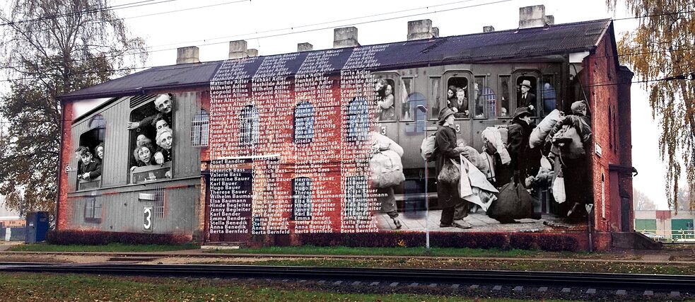 Projekcija "Ebreju transports uz Rīgu no Bilefeldes stacijas 1941.g. 13.decembrī" uz Šķirotavas stacijas ēkas.