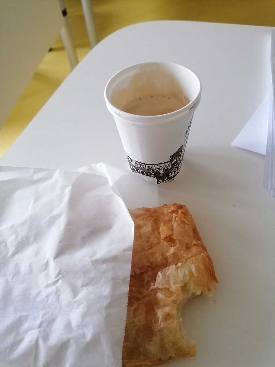 Regelmäßiger Snack in der Schule: Banitza und Café