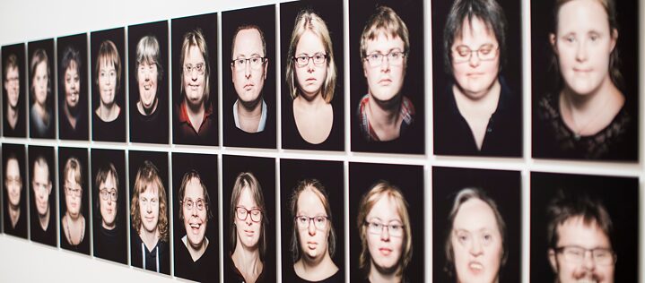 Die Ausstellung „Touchdown“ mit und über Menschen mit Down-Syndrom wurde von Touchdown 21 in Zusammenarbeit mit der Bundeskunsthalle in Bonn entwickelt und bundesweit ausgestellt, hier 2018 im Zentrum Paul Klee. 