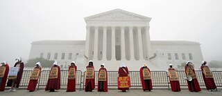 Certas utopias — ou distopias — do passado ainda hoje continuam a surtir efeito: em 2020, ativistas recorreram a trajes da série televisiva The Handmaid’s Tale (A História de uma Serva) para protestar em Washington contra a nomeação da juíza conservadora Amy Coney Barrett para o Supremo Tribunal de Justiça dos EUA.