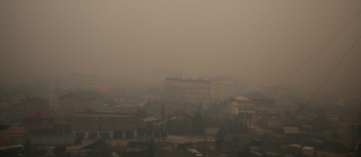 Byer i republikken Sakha (Jakutia) var dekket av tykk smog i to måneder på grunn av skogbrannene som raste i nærheten. 