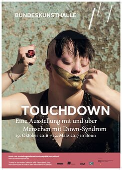 Plakat der Ausstellung „Touchdown“ in der Bundeskunsthalle in Bonn: Die Ausstellung mit und über Menschen mit Down-Syndrom wurde von Touchdown 21 in Zusammenarbeit mit der Bundeskunsthalle in Bonn entwickelt und bundesweit präsentiert.