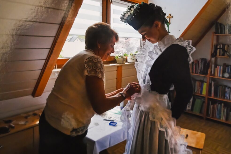 Die jahrhundertelange Tradition des Ankleidens hat Hanka Kubašowa von zwei inzwischen verstorbenen Näherinnen gelernt 