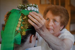 Hanka jest jedną z niewielu osób, która pomaga przygotowywać się pannie młodej do ceremonii 